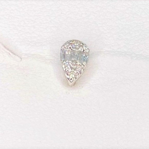 18K Gold Natural Diamond Earrings - Picture 2 of 4